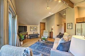 Living Area | Smart TV | Cable