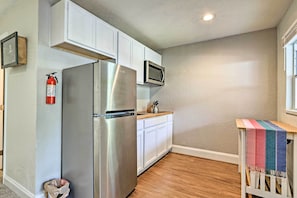 Kitchenette | Well-Equipped w/ Cooking Basics
