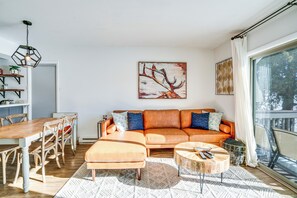 Living Room | Free WiFi | Window A/C Units | Smart TV