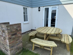 Large Patio - Seating for 8 and BBQ