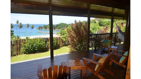 View over Parlatuvier Bay