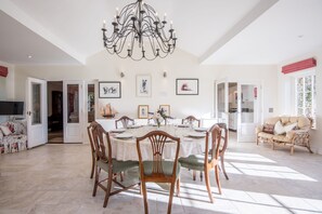 The Stable Cottage, Watlington: Light, bright dining room