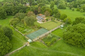The Stable Cottage, Watlington: Tennis courts within the grounds
