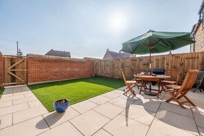 Reenroe, Docking: Enclosed garden with outdoor dining furniture