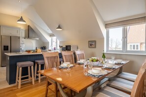 Reenroe, Docking: Spacious dining area with seating for six