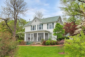 Welcome to Elmwood Acres: an 1890 5BR/3.5BA farmhouse situated among hundreds of acres of pastures and orchards with jaw-dropping mountain views, a heated pool, hiking trails, huge yard, and several barns converted into a playhouse and man cave.