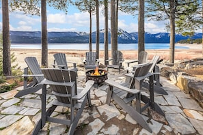 Guzzie on the Lake: - Fantastic wood burning fire pit on the lake shore.