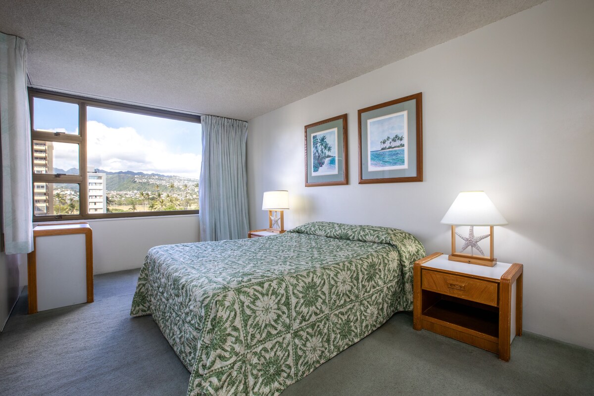 1BOV1 Aston at the Waikiki Banyan: Deluxe 1 Br w/Kitchen & Ocean Views