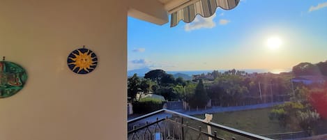 vista dal balcone su Ischia e Vivara