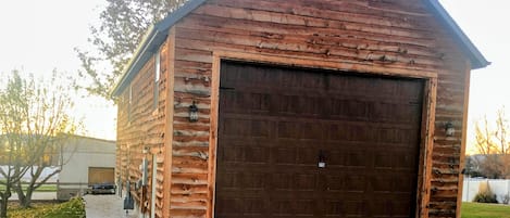 You have arrived to the Rustic Bunglow Barn. This is the driveway to park in.