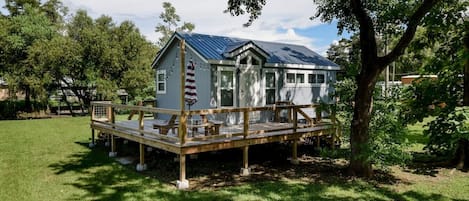 Comfortable Shaded Deck during the daytime. Easy access canal to the lake located just behind.