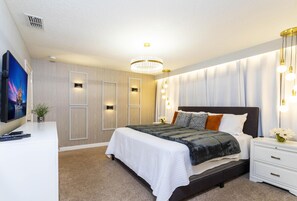Master Suite / King Size Bed / 2nd Floor