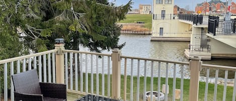 Deck overlooking the river 