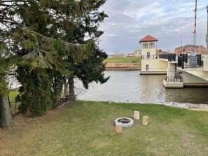 Waterfront - watch the boats go by or bring your kayaks and SUP 
