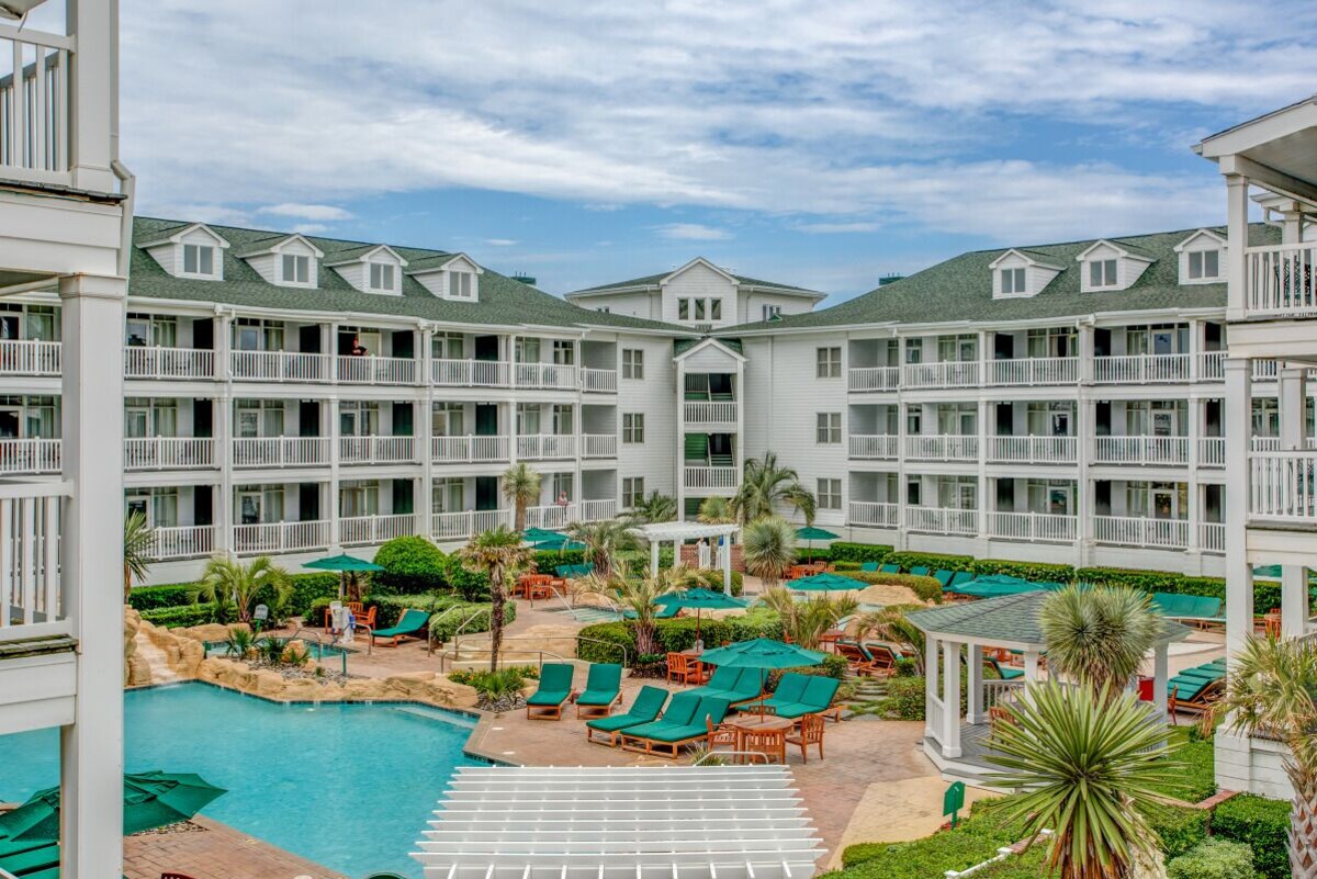Family & Friends Getaway! Dining, 3 Sleek Units, Hiking Trips, Kitchen, 2 Pools