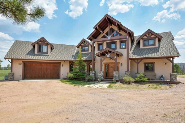 Florissant Vacation Rental | 4BR | 3.5BA | 1 Step Required | 2 Stories