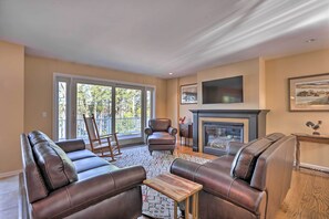 Living Room | Main Level | Free WiFi | Gas Fireplace | Central Heating & A/C