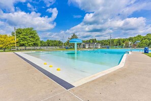 Arrowhead Lake | Community Amenities | Outdoor Pool