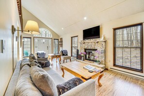 Living Room | 2-Story Home | 65" Smart TV | Central Heating | Vaulted Ceilings