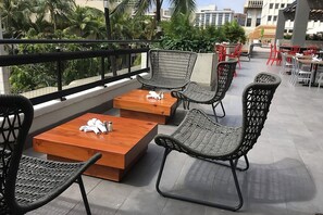 Bar with delicious drinks specials!