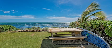 Idyllic picnic table overlooking the ocean - Idyllic picnic table overlooking the ocean