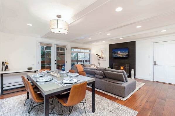 Spacious living room/dining room w/ wood burning fireplace, 55" smart TV