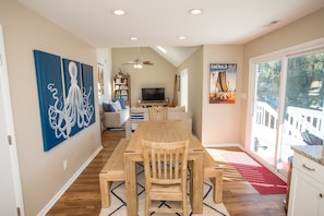 Dining area with seating of 6