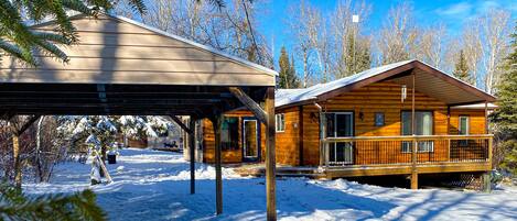 Winter Paradise - Front of the Cottage