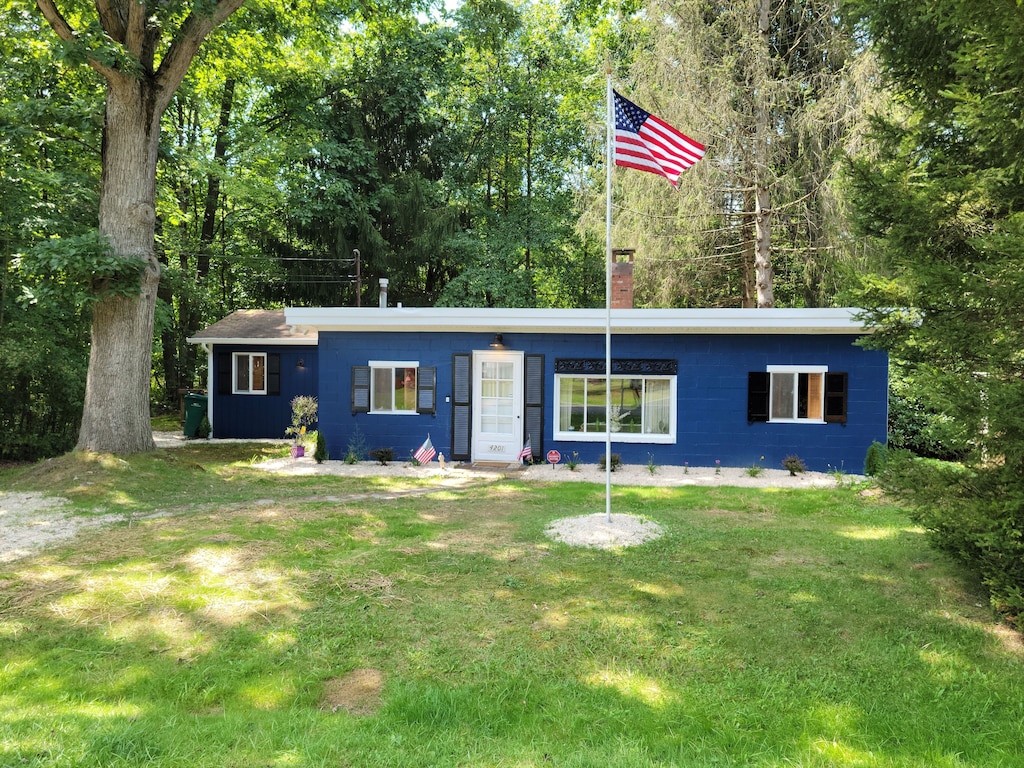 Cheerful 2 Bedroom Cottage with Hot Tub near Lake Pymatuning South
