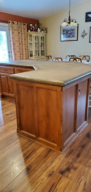 Kitchen Island- room for 6 to seat