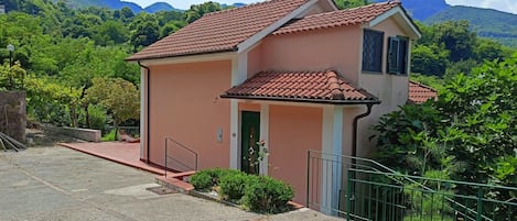 Esterno della casa da vista viale d'accesso