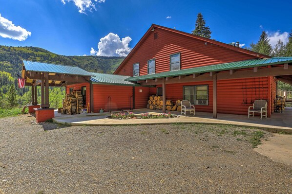 Bear Creek Mountain Lodge- Front Entrance