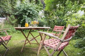 Gartenmöbel für die warme Zeit  stehen bereit