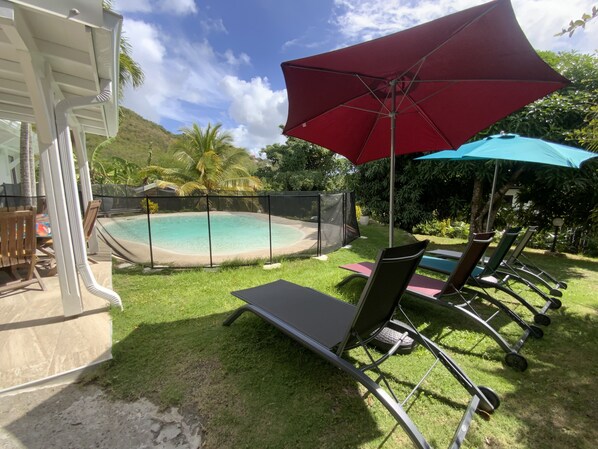 Le Lagon privé du Diamant  :  piscine plein Sud avec jardin et espace bronzage