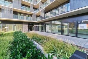 The building is close to charming restaurants and cafes. 