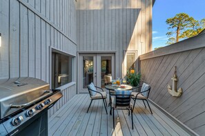 150 Otter Road | Courtyard - 150 Otter Road | Courtyard