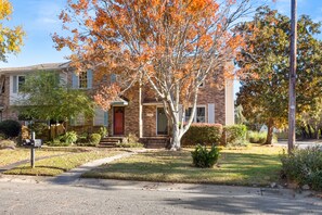 Beautiful 2 Story Townhome Located Close to Downtown