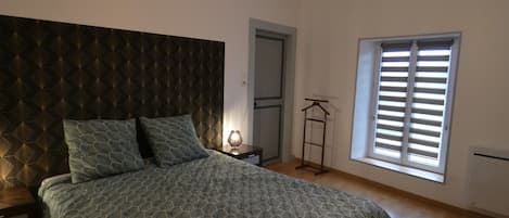 chambre 1 lit "queen size"
vue rue et écluse