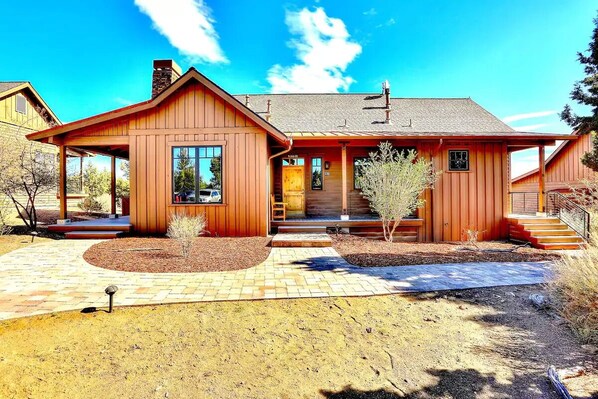 Front of cabin, parking directly adjacent