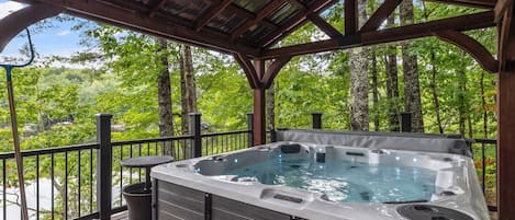 6 person hot tub with stunning lake views!