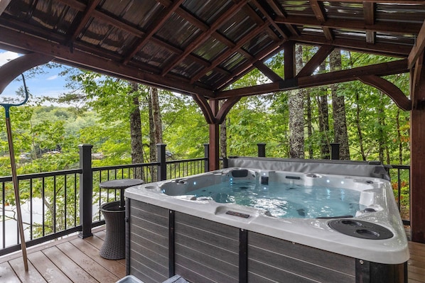 6 person hot tub with stunning lake views!