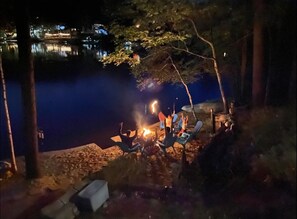 firepit right next to the lake!