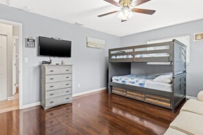 Bunk bed bedroom + pull out trundle bed 