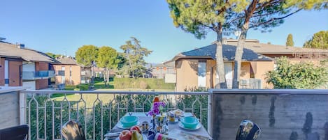 Balkon mit Tisch und Stuhl