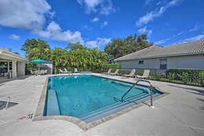 Community Pool & Hot Tub