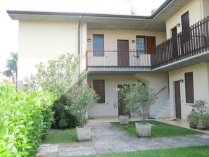 Außenseite Ferienhaus [Sommer]