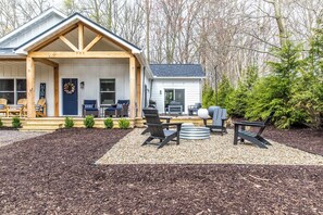 Great outdoor area with fire pit