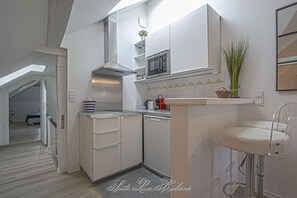 Suite la Baleine - Kitchen (Induction stove, Microwave, Fridge, Sink, Storage, Toaster, Nespresso, Kettle &amp; Tea pot, Plates, Bowls, Cups, Cuttlery, Pots &amp; pans, various utensils)