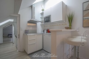 Suite la Baleine - Cuisine (Plaques à induction, Four micro-ondes, Réfrigérateur, Evier, Placards & Tiroirs, Grille-pain, Nespresso, Bouilloire & Théière, Assiettes, Bols, Tasses, Verres, Couverts, Poëles et Casseroles, ustensiles divers)