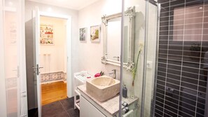 Stylish bathroom with all the amenities necessary for a pleasant stay #airbnb #airbnblisbon #portugal #pt #lisbon #bathroom #stylish #details